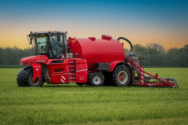 maschinen, bauer, feldbearbeitung, landwirtschaftliches fahrzeug, gülleinjektion, gülletransport, landmaschine, landschaft, landwirtschaftlicher hintergrund. Betriebsanlagen und Umweltauflagen für Produktionsflächen prüfen
