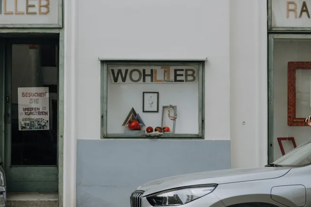A minimalist street view of the Wohleb store display in Vienna, Austria. Gewerbestandort bewerten: Kriterien, Daten und Erreichbarkeit