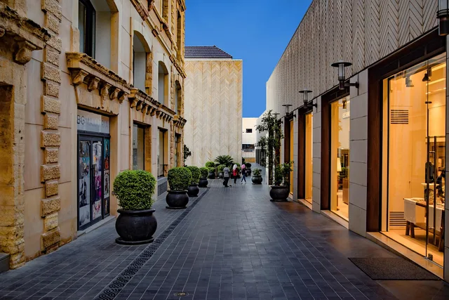 shop-center, straße, stadt, einkaufen, abend, modern, architektur, beirut, libanon, braun shoppen, brown street, brown shop, beirut, beirut, beirut, beirut, beirut, libanon. Kundenfrequenz und Kaufkraft analysieren: Datenquellen für den Standort